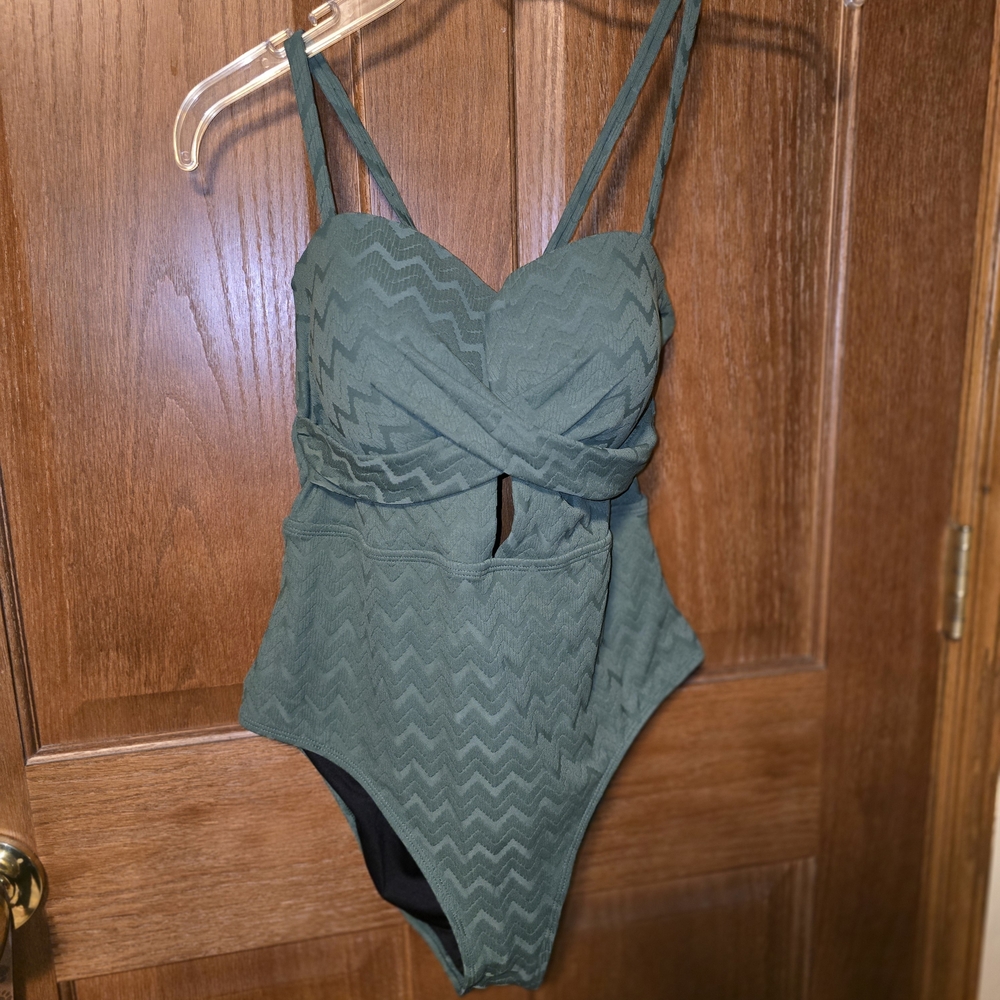 Cupshe Olive Green One Piece Swimsuit with V-Wire Chest & Cut-Out No Tag